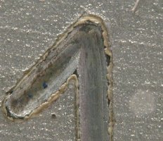 Detail časti znaku VIN vytvoreného rytou razbou Detail časti znaku VIN vytvoreného rytou razbou